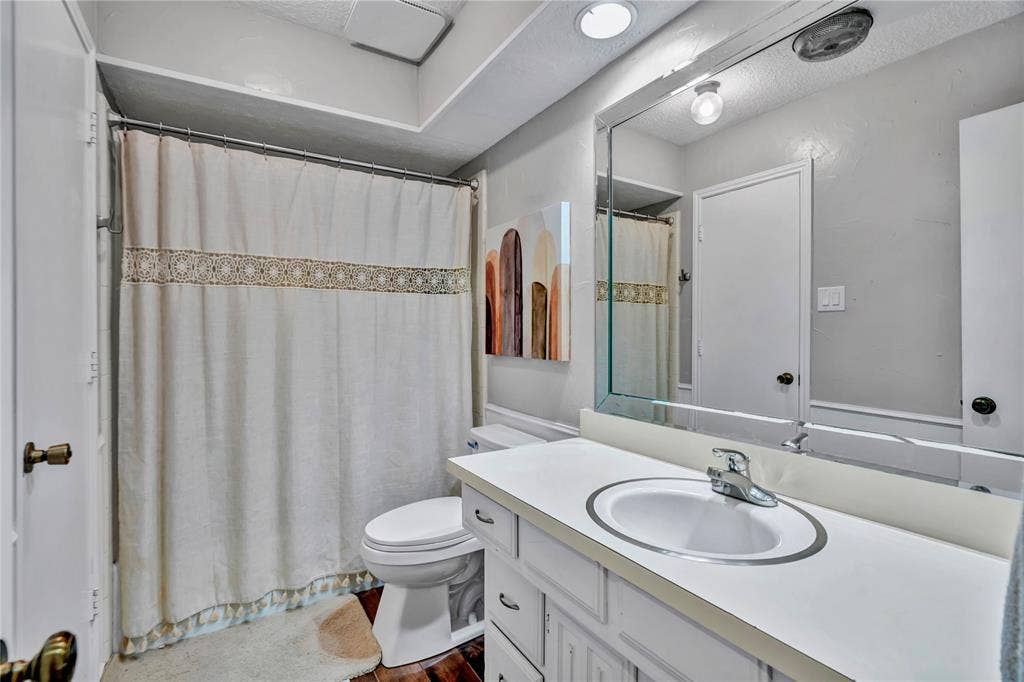 1830 Rhinevalley Drive, Arlington, TX 76012 Third full bathroom