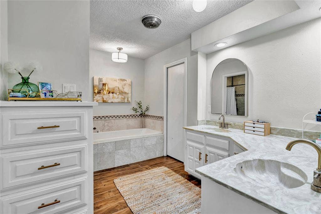 1830 Rhinevalley Drive, Arlington, TX 76012 Ensuite bathroom off of the primary