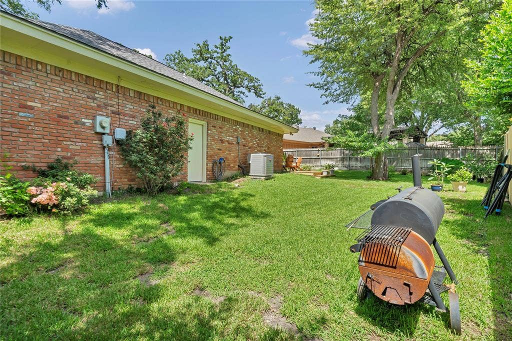 1830 Rhinevalley Drive, Arlington, TX 76012 View of the full backyard