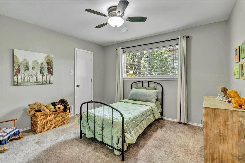 1830 Rhinevalley Drive, Arlington, TX 76012 Guest room located near the primary bedroom