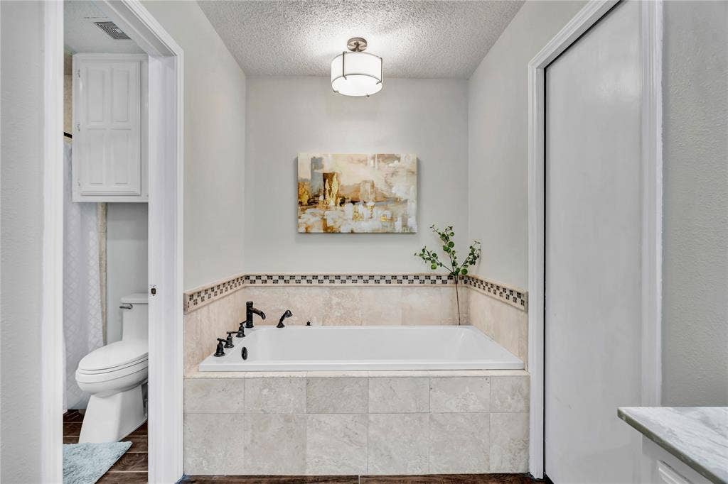 1830 Rhinevalley Drive, Arlington, TX 76012 Large soaking tub - seperate from the large walk-in shower