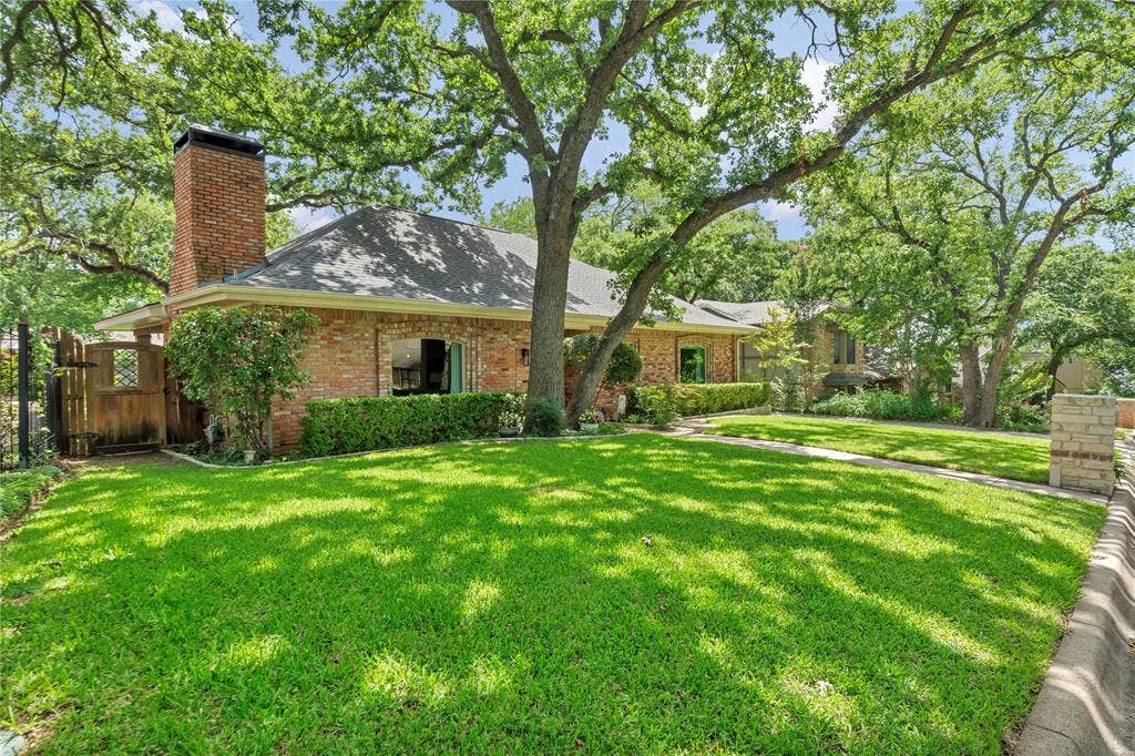 1830 Rhinevalley Drive, Arlington, TX 76012 Welcome home to this beautiful home on Rhinevalley!