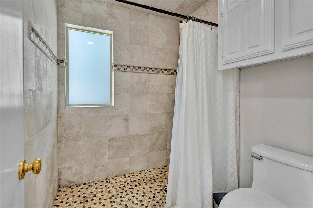 1830 Rhinevalley Drive, Arlington, TX 76012 Large walk-in shower
