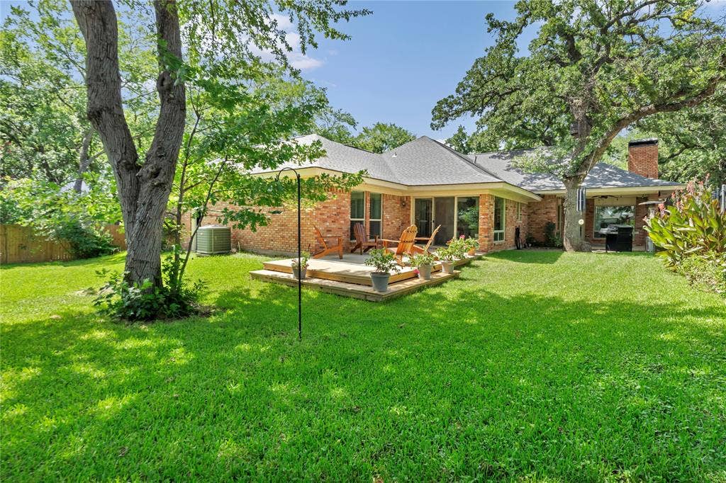 1830 Rhinevalley Drive, Arlington, TX 76012 Very roomy backyard
