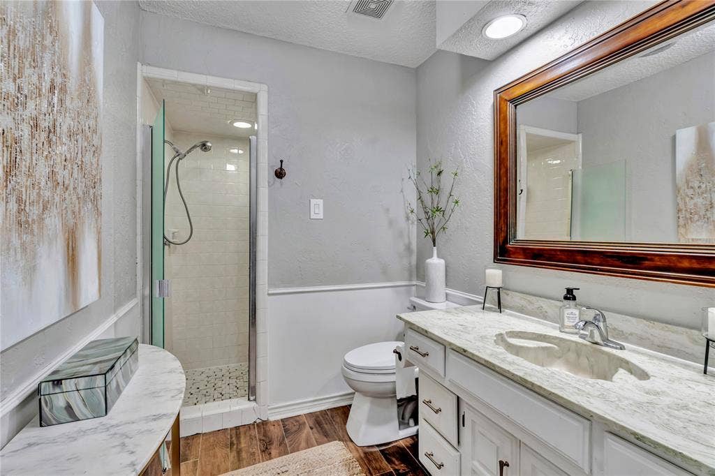 1830 Rhinevalley Drive, Arlington, TX 76012 Full bathroom located in the hall near secondary bedroom