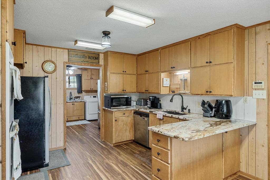 10929 County Road 41, Tyler, TX 75706 10929 County Road 41, Tyler, TX 75706