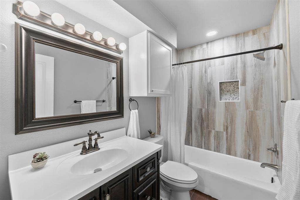 1801 Alexander Drive, Waxahachie, TX 75165 Hall Bathroom