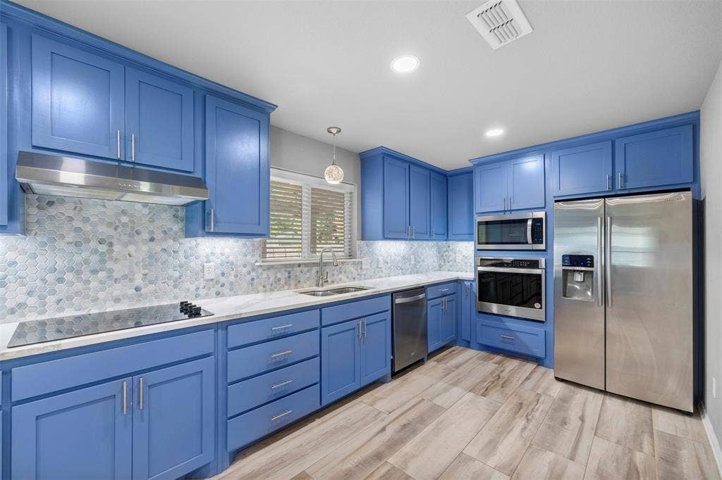 1801 Alexander Drive, Waxahachie, TX 75165 Wow! This kitchen is beautiful!
