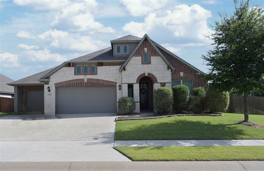 Property photo for 213 Oakcrest Drive, Justin, TX