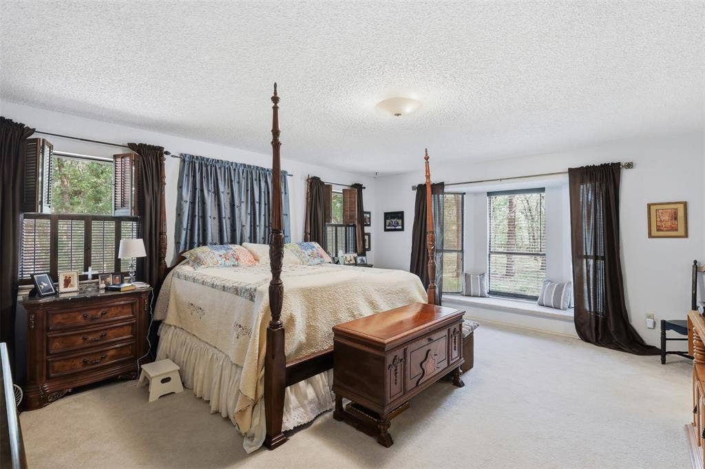 777 Wildwood Trail, Weatherford, TX 76085 Spacious room featuring multiple windows, a window seat, and neutral-toned carpeting