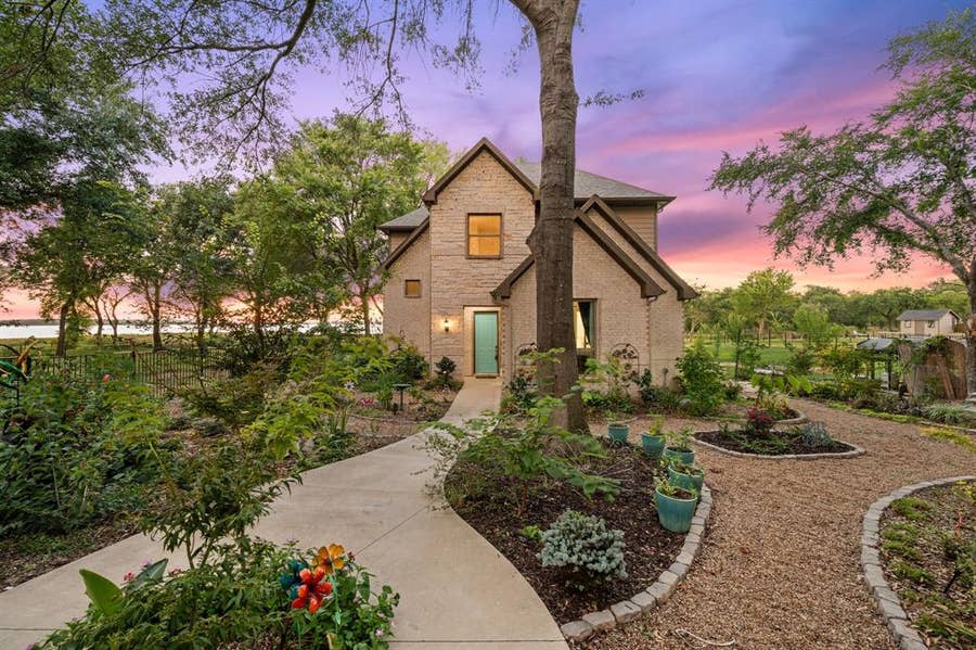 Property photo for 1518 Shoreline Drive, Mabank, TX