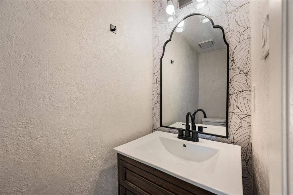 61 Abbey Road, Euless, TX 76039 61 Abbey Road, Euless, TX 76039