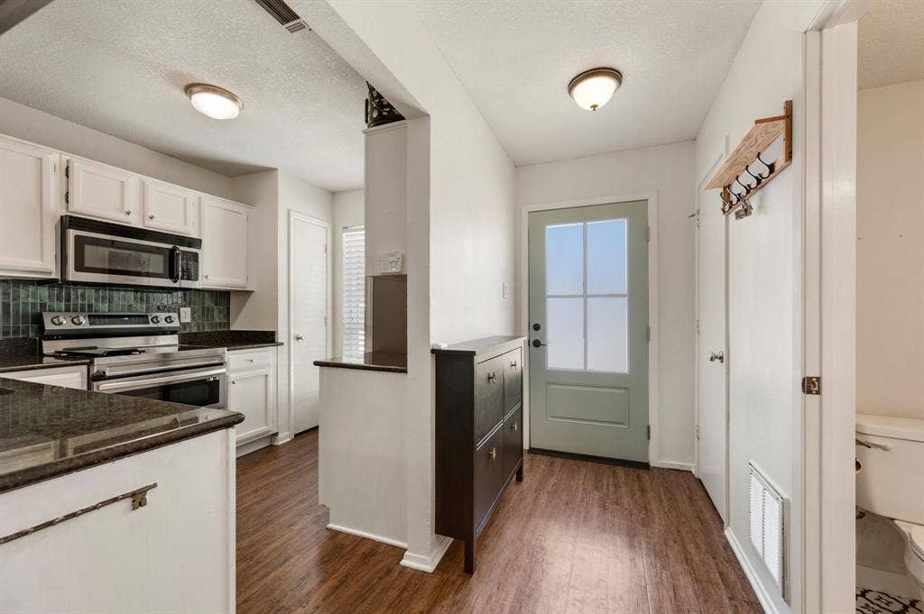 61 Abbey Road, Euless, TX 76039 61 Abbey Road, Euless, TX 76039