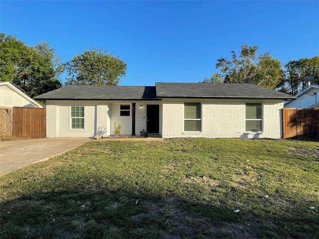 822 Johnnie Row, Seagoville, TX 75159 Ranch-style house with a front lawn
