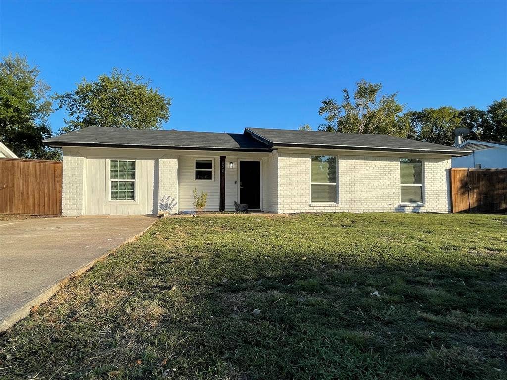 822 Johnnie Row, Seagoville, TX 75159 Ranch-style house featuring a front lawn