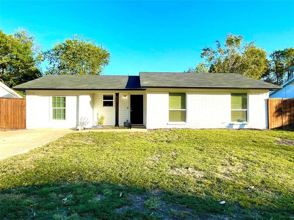 822 Johnnie Row, Seagoville, TX 75159 Ranch-style home featuring a front yard and a patio