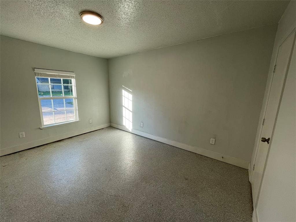 822 Johnnie Row, Seagoville, TX 75159 Spare room featuring a textured ceiling