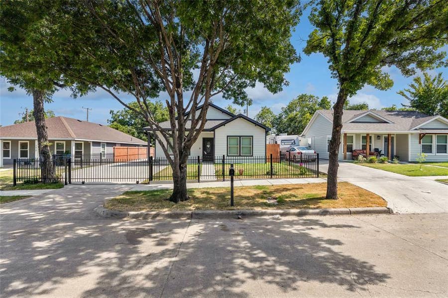 Property photo for 1404 E Cannon Street, Fort Worth, TX