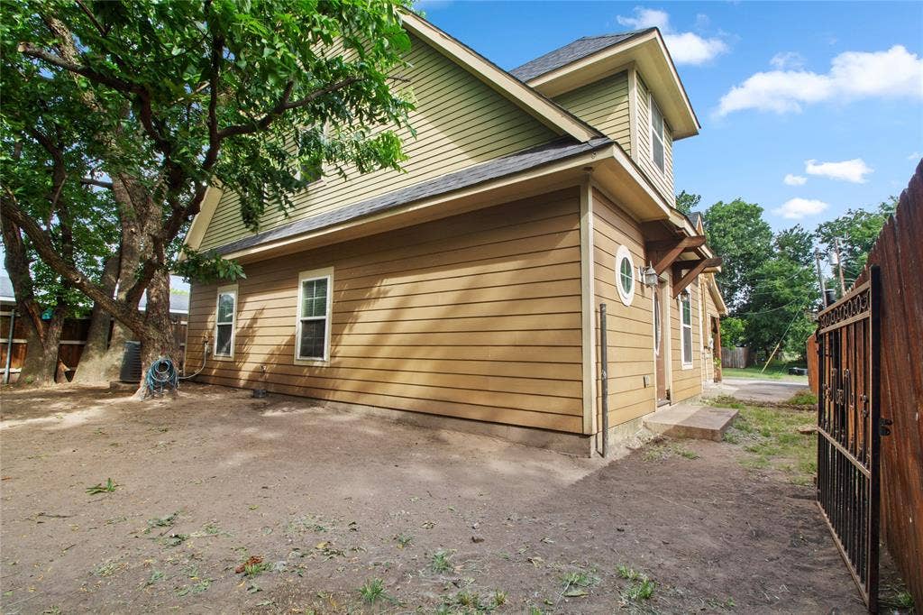 105 E Linden Street, Ennis, TX 75119 105 E Linden Street, Ennis, TX 75119