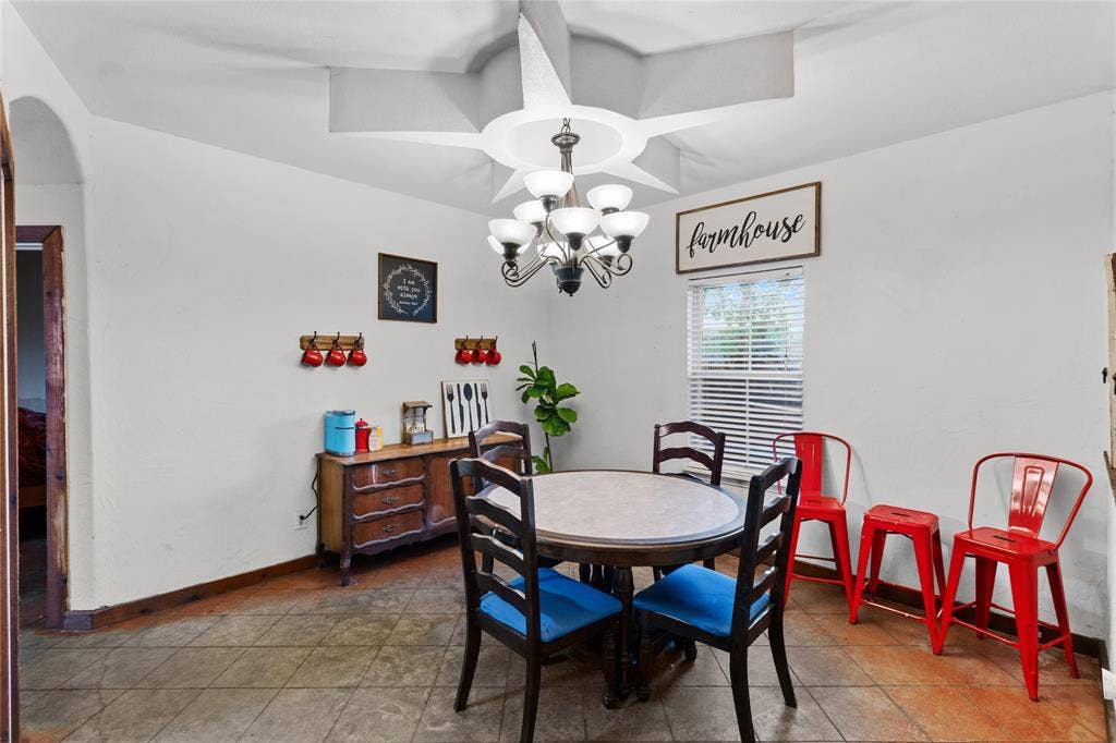 105 E Linden Street, Ennis, TX 75119 105 E Linden Street, Ennis, TX 75119