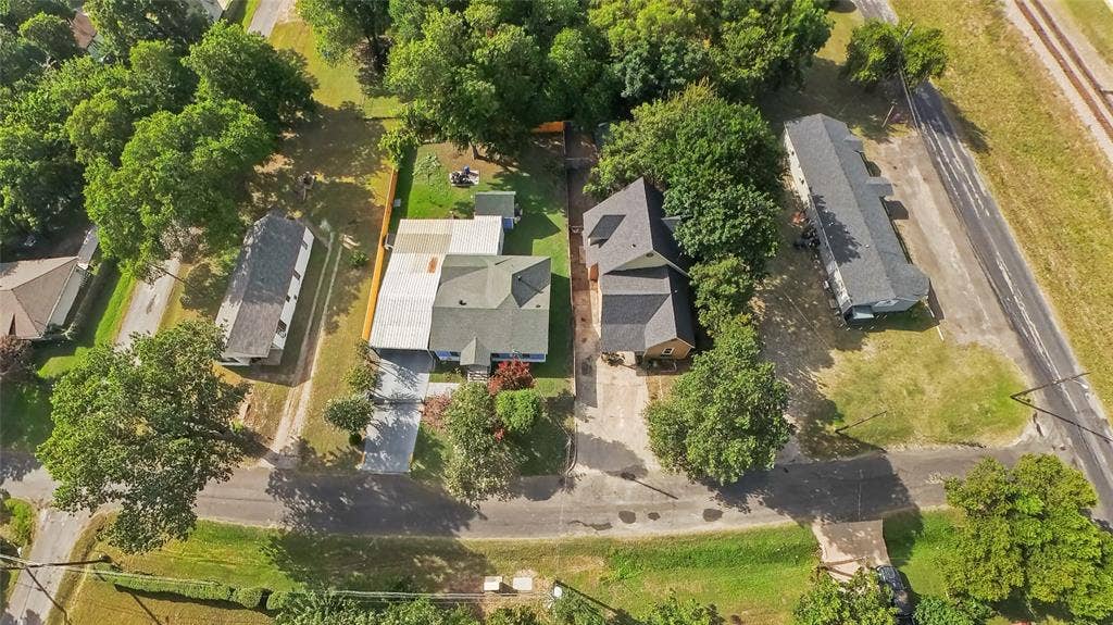 105 E Linden Street, Ennis, TX 75119 105 E Linden Street, Ennis, TX 75119