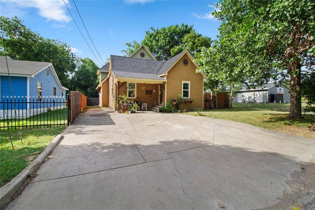 105 E Linden Street, Ennis, TX 75119 105 E Linden Street, Ennis, TX 75119