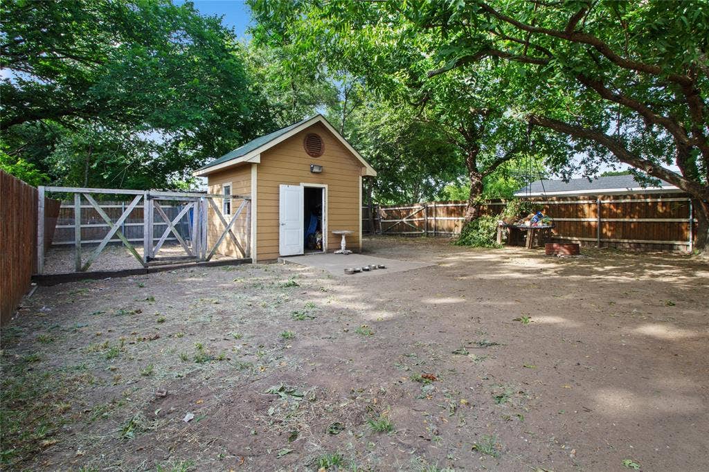 105 E Linden Street, Ennis, TX 75119 105 E Linden Street, Ennis, TX 75119