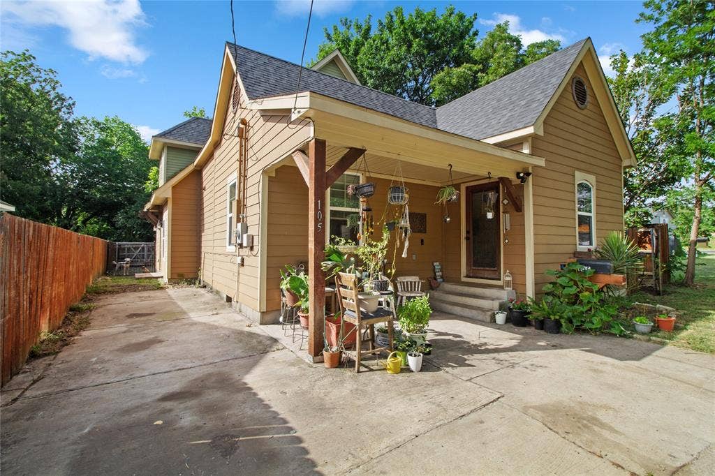 105 E Linden Street, Ennis, TX 75119 105 E Linden Street, Ennis, TX 75119