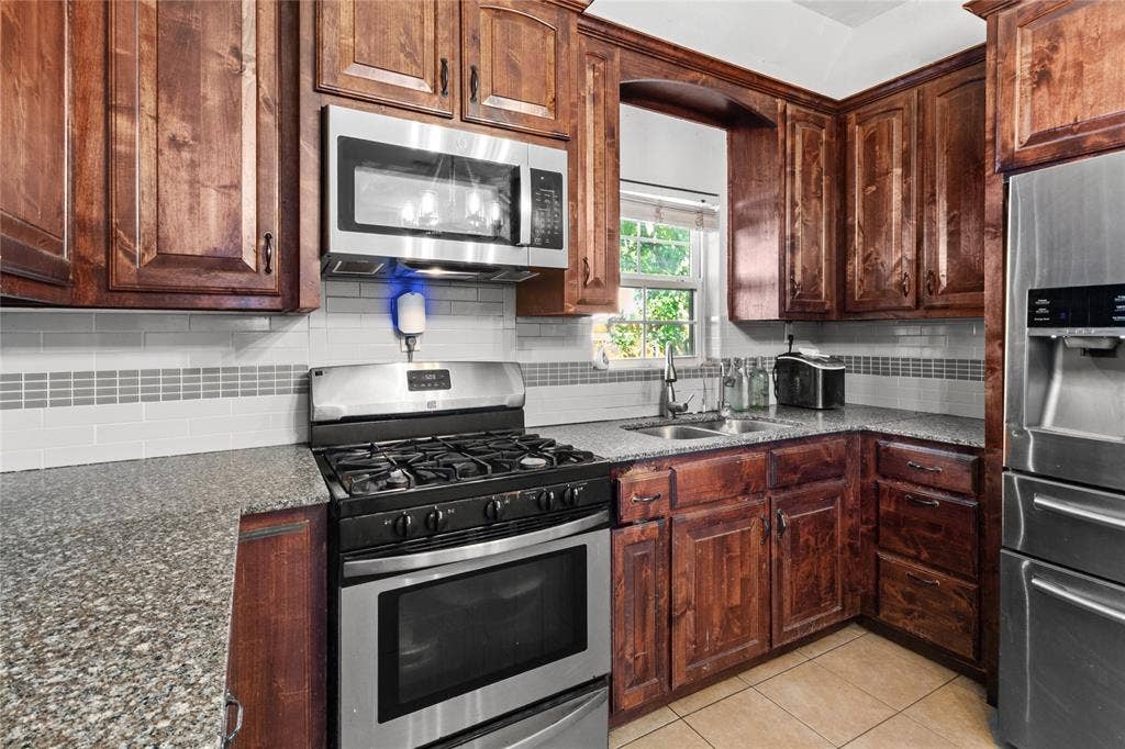 105 E Linden Street, Ennis, TX 75119 105 E Linden Street, Ennis, TX 75119