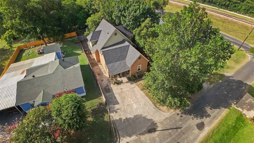 105 E Linden Street, Ennis, TX 75119 105 E Linden Street, Ennis, TX 75119