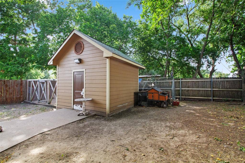 105 E Linden Street, Ennis, TX 75119 105 E Linden Street, Ennis, TX 75119