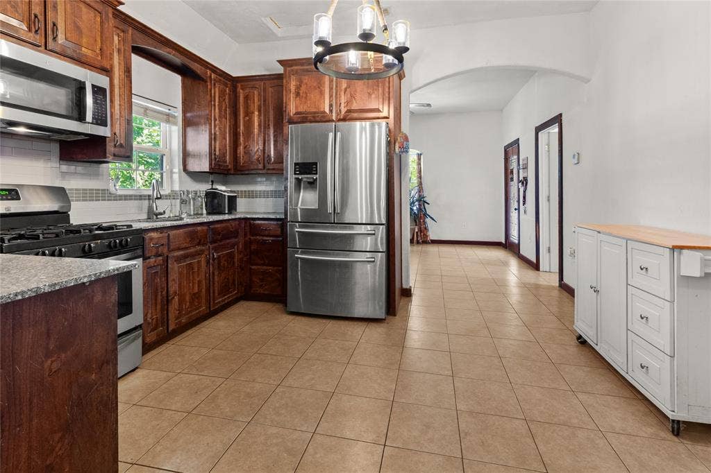 105 E Linden Street, Ennis, TX 75119 105 E Linden Street, Ennis, TX 75119