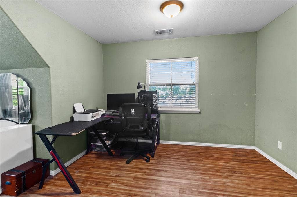 105 E Linden Street, Ennis, TX 75119 105 E Linden Street, Ennis, TX 75119