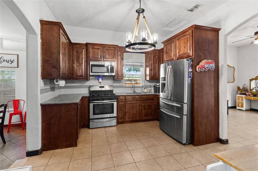 105 E Linden Street, Ennis, TX 75119 105 E Linden Street, Ennis, TX 75119