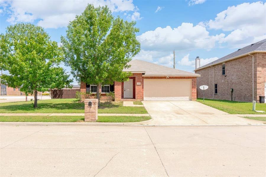Property photo for 806 White Fields Way, Arlington, TX