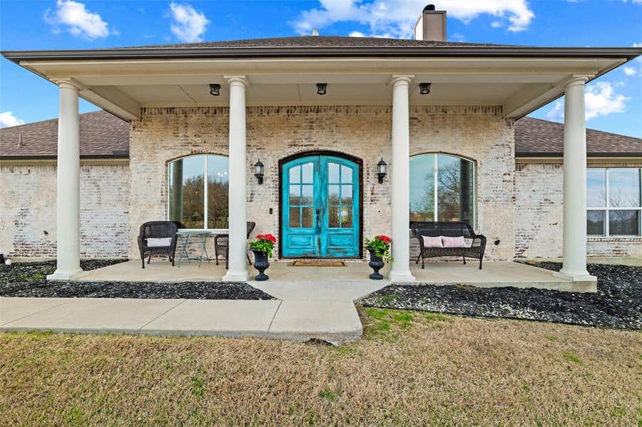Property photo for 128 E Remuda Court, Fort Worth, TX
