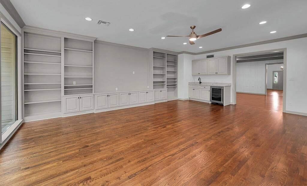 2825 Lake Air Drive, Waco, TX 76710 Spacious room featuring rich wood-finish flooring, recessed lighting, and a ceiling fan