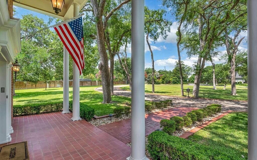 2825 Lake Air Drive, Waco, TX 76710 2825 Lake Air Drive, Waco, TX 76710