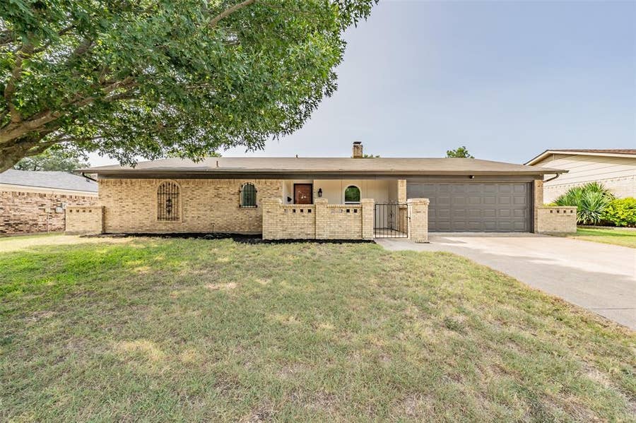 Property photo for 1413 Lamplighter Lane, Edgecliff Village, TX