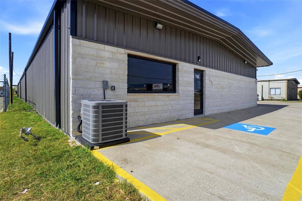742 Dalworth Drive, #200, Mesquite, TX 75149 742 Dalworth Drive, #200, Mesquite, TX 75149