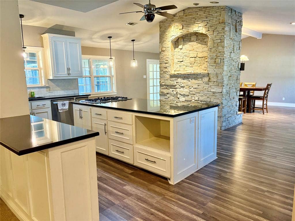 221 La Jolla Drive, Athens, TX 75751 221 La Jolla Drive, Athens, TX 75751