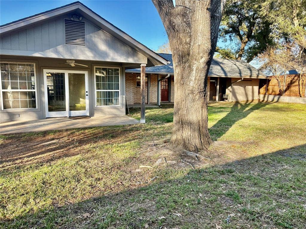 221 La Jolla Drive, Athens, TX 75751 221 La Jolla Drive, Athens, TX 75751