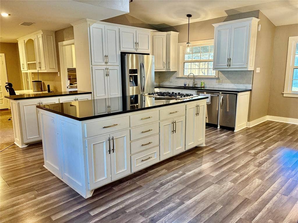 221 La Jolla Drive, Athens, TX 75751 221 La Jolla Drive, Athens, TX 75751