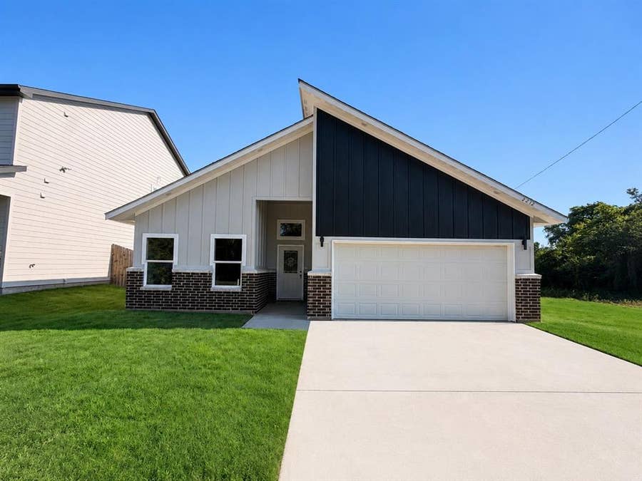 Property photo for 2212 Polk Street, Greenville, TX
