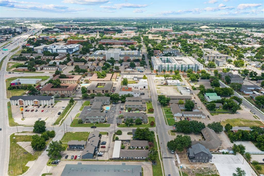 1405 Speight Avenue, #1, Waco, TX 76706 Aerial perspective of a developed urban area featuring diverse multi-story buildings, established tree canopy, and arterial roadways