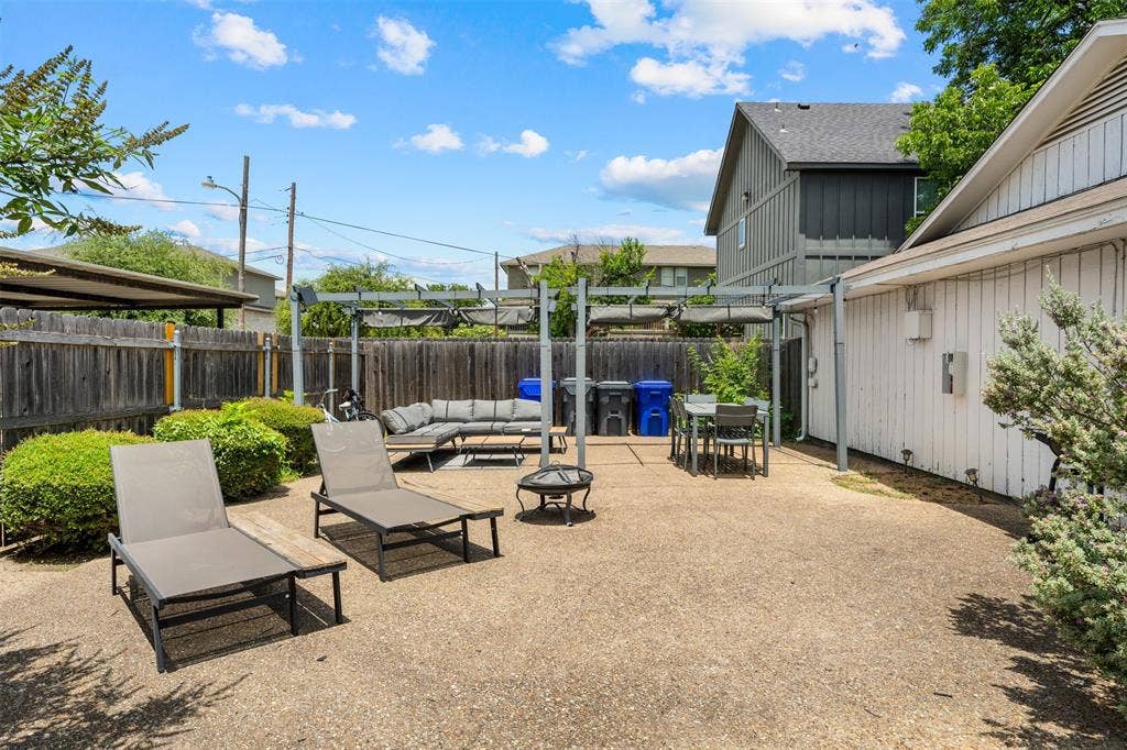 1405 Speight Avenue, #1, Waco, TX 76706 Spacious backyard featuring an exposed aggregate concrete patio