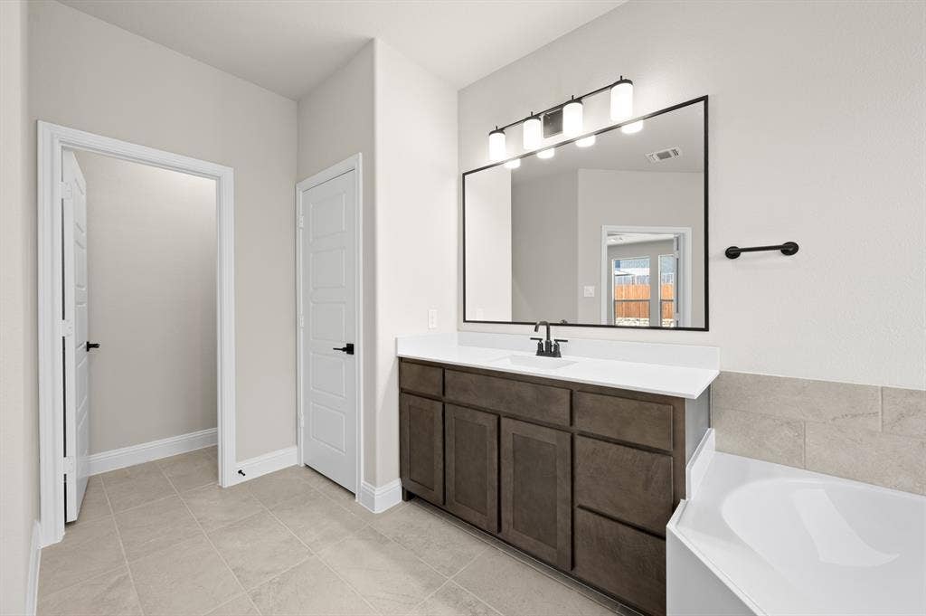 DFW-Redden Farms-Concept 3135-404 Brahman Lane-Primary Suite-Risewell Homes-4