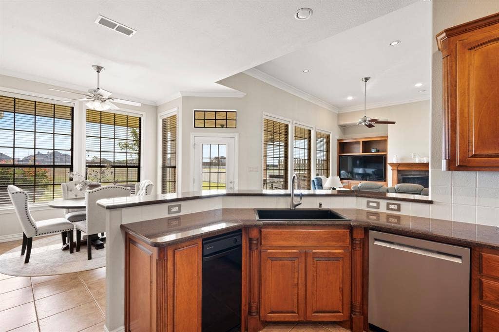 1009 Summerlin Drive, Granbury, TX 76048 1009 Summerlin Drive, Granbury, TX 76048