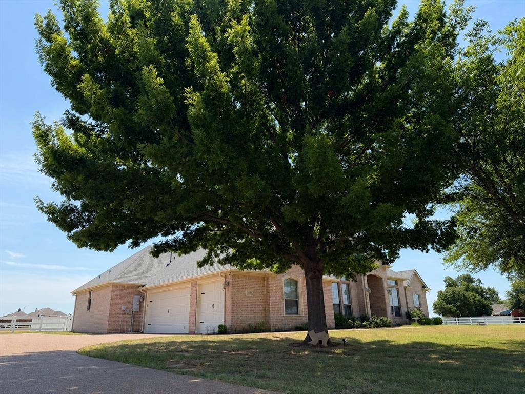 1009 Summerlin Drive, Granbury, TX 76048 1009 Summerlin Drive, Granbury, TX 76048