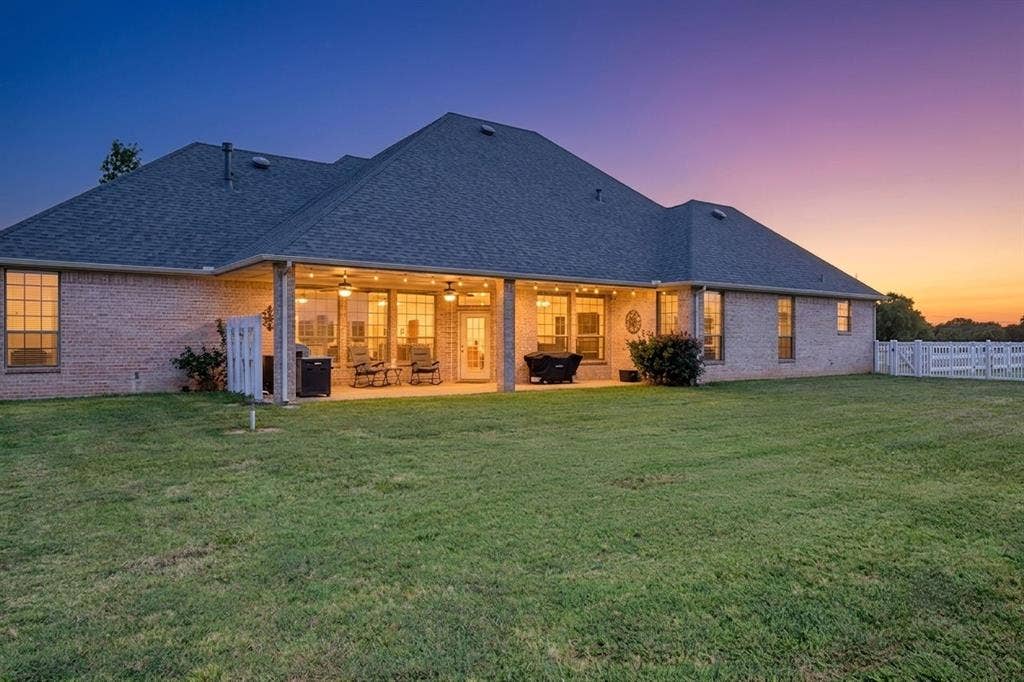 1009 Summerlin Drive, Granbury, TX 76048 1009 Summerlin Drive, Granbury, TX 76048